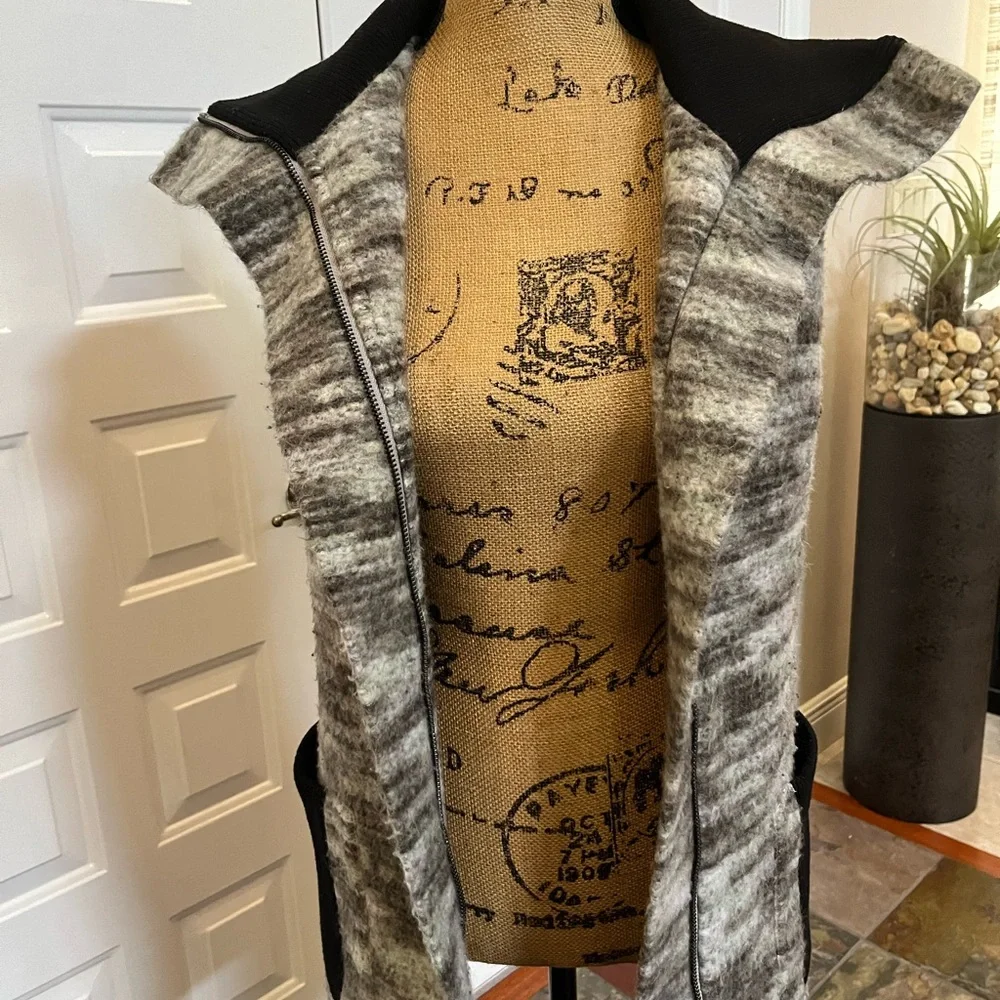 Misha Nonoo XS long vest sleeveless jacket black pockets and collar green gray